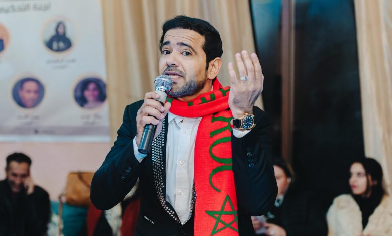 الفنان الإماراتي سيل المطر يغني مغربي في “بدلتك الايام”