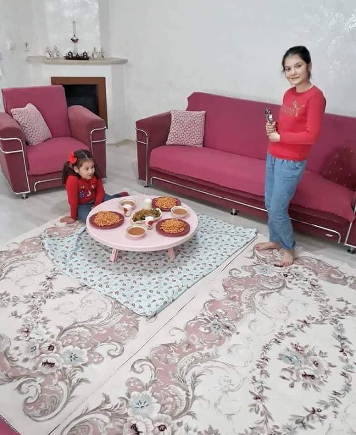 زوجة تركية تثير الإعجاب على مواقع التواصل بصور مميزة من منزلها